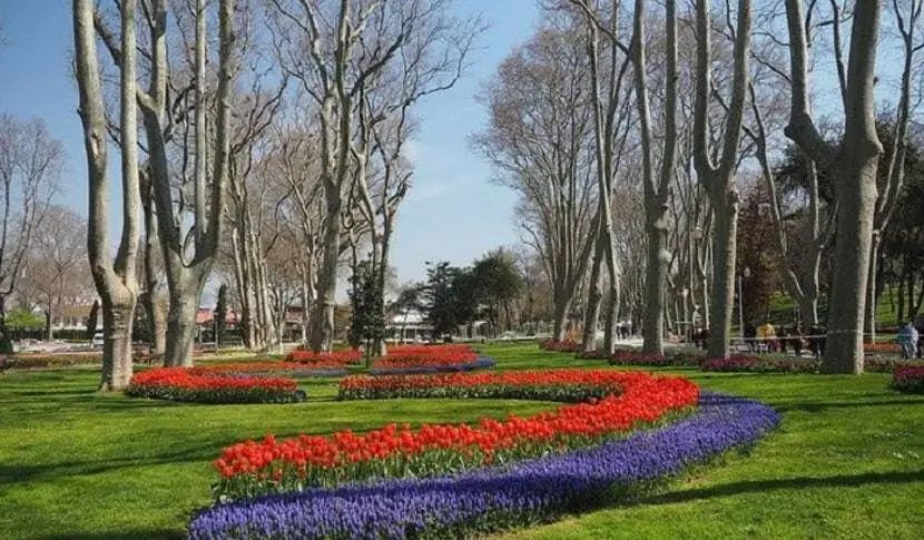 Gulhane-Park-An-Amazing-World-of-Flowers-in-Istanbul-unsmushed